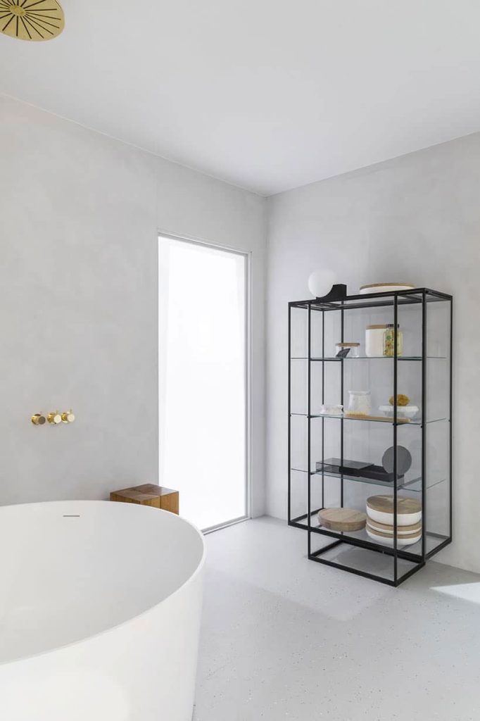 Kalkverf in een super mooie en stoere badkamer op de vtwonen en designbeurs | Bron: Cartecolori.nl