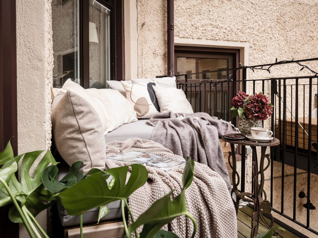 balkon inrichten op maat gemaakte bank