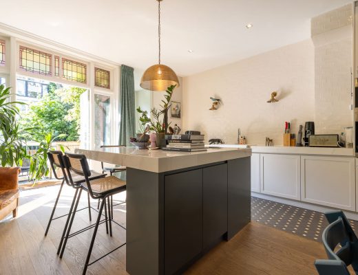 Binnenkijken in de keuken van een stijlvol appartement: klassiek en modern in één