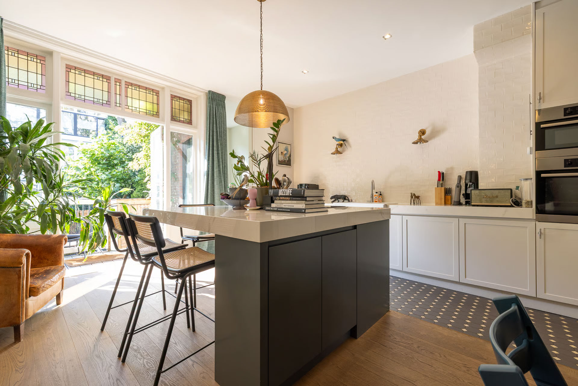 Binnenkijken in de keuken van een stijlvol appartement: klassiek en ...
