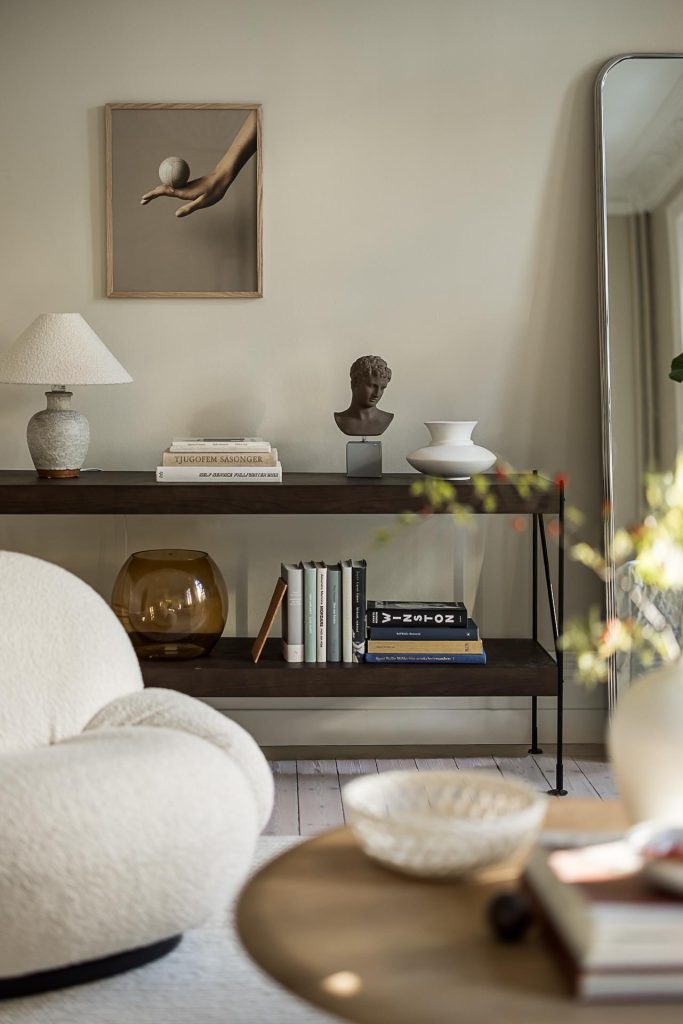 Een mooie sidetable achter de bank - Ideale plek voor mooie boeken en andere objecten.