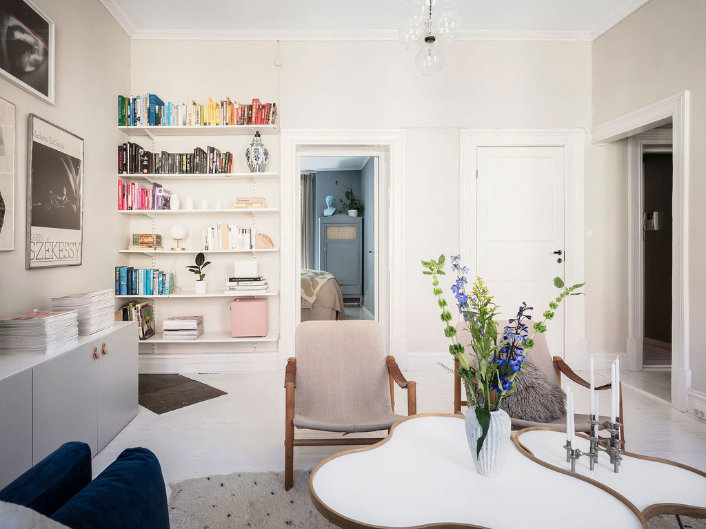 Boeken sorteren op kleur zorgt niet alleen voor een bepaalde rust, maar ook voor een speels karakter in de woonkamer.