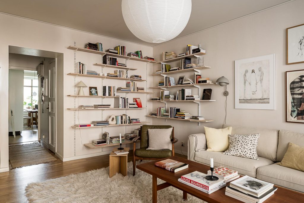 De boekenplanken hoeven niet altijd vol geplaatst worden met boeken.