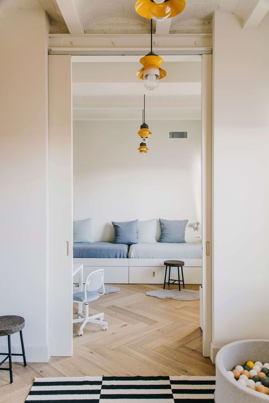 Deze kinderkamer grenst aan een geweldige speelkamer! Deze kinderkamer grenst aan een geweldige speelkamer!