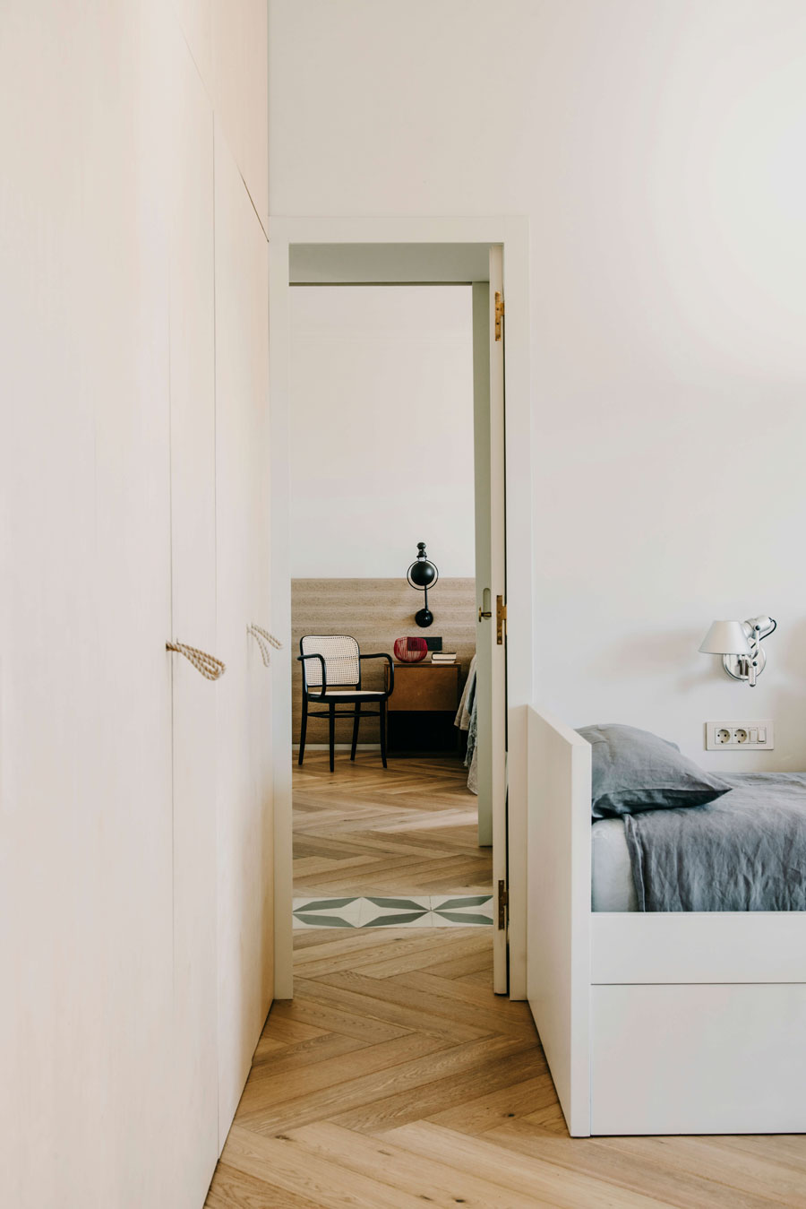 Deze kinderkamer grenst aan een geweldige speelkamer! Deze kinderkamer grenst aan een geweldige speelkamer!