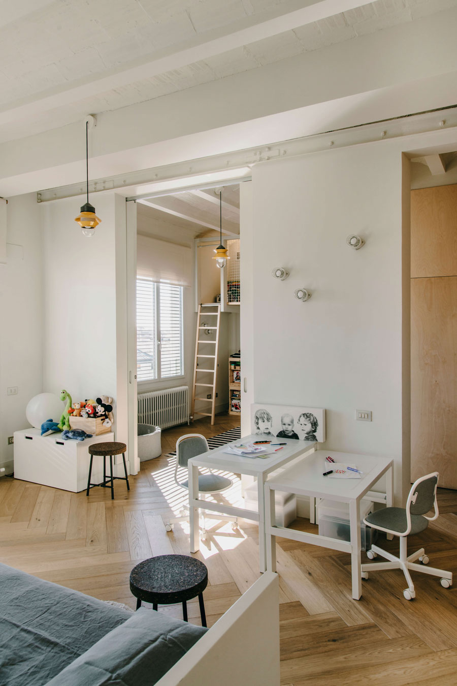 Deze kinderkamer grenst aan een geweldige speelkamer! Deze kinderkamer grenst aan een geweldige speelkamer!