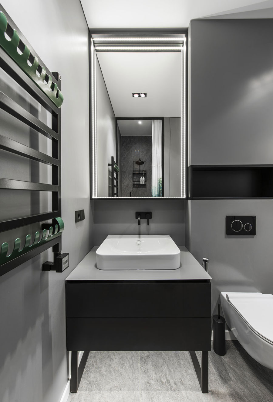 Dubbele inbouwspotjes in een kleine moderne badkamer. Klik hier voor meer foto's.