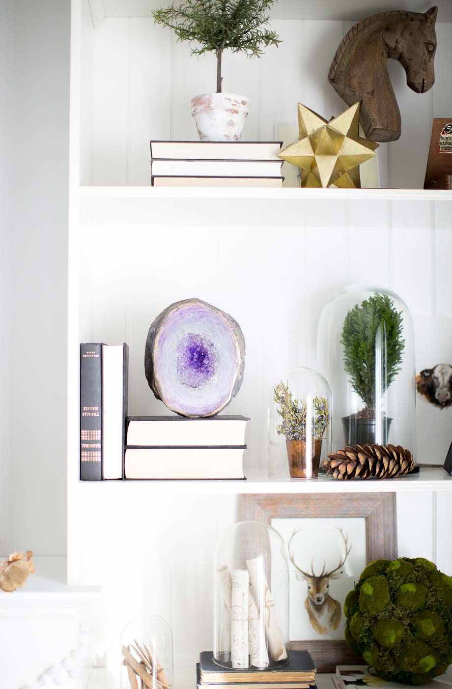 Lucy van Craftberrybush.com heeft een prachtige edelsteen in haar super stijlvol gedecoreerde boekenkast geplaatst.