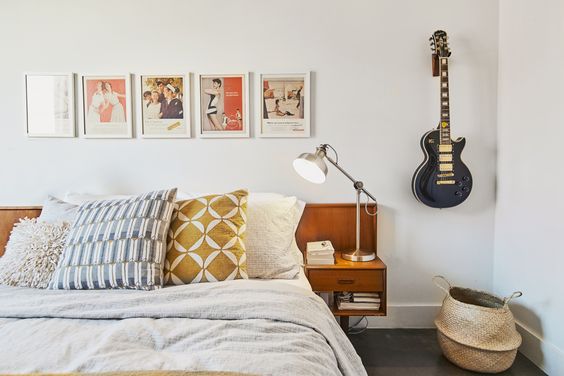 Gitaar aan de muur Gitaar aan de muur