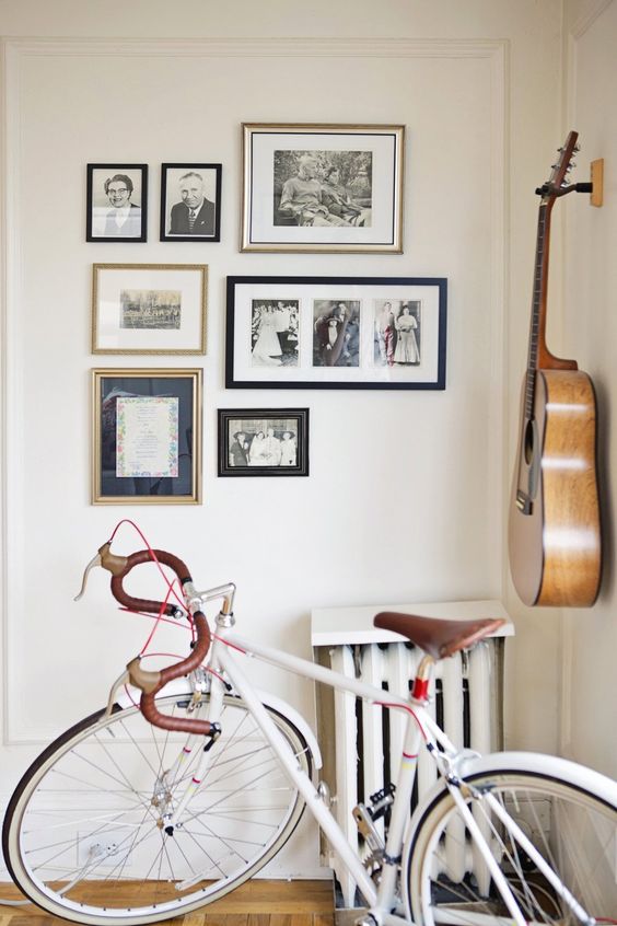 Gitaar aan de muur Gitaar aan de muur