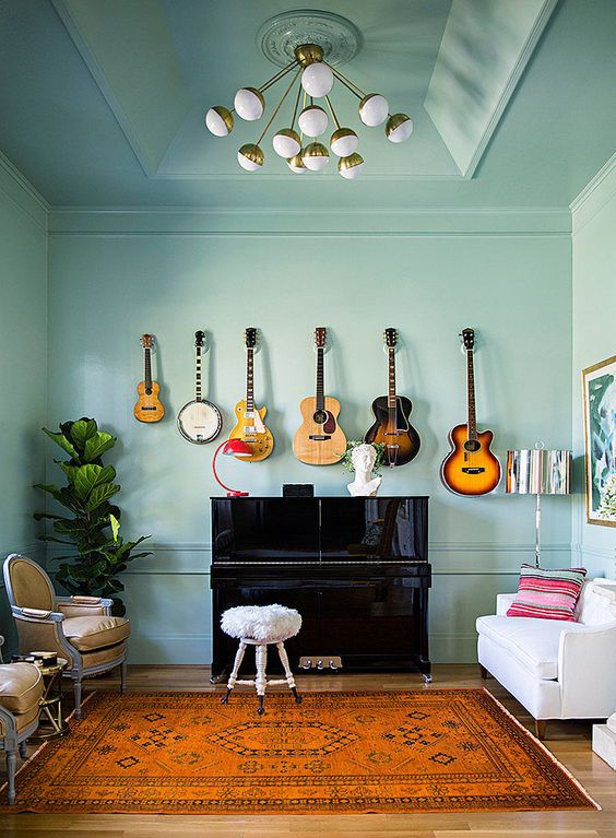 Gitaar aan de muur Gitaar aan de muur