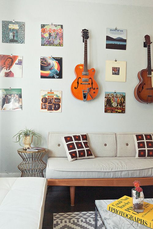 Gitaar aan de muur Gitaar aan de muur