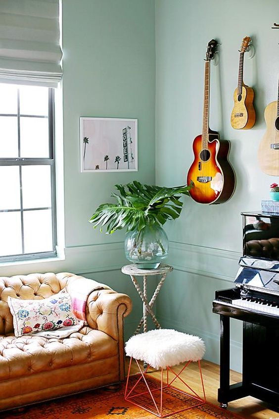 Gitaar aan de muur Gitaar aan de muur