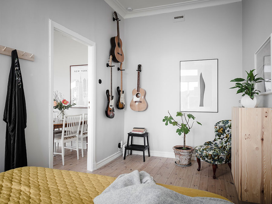 Gitaar aan de muur Gitaar aan de muur