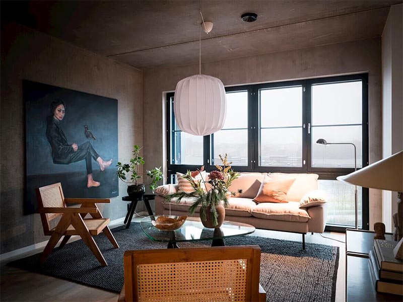 Het grote kleurrijke schilderij vormt het middelpunt in deze stoere woonkamer! Het grote kleurrijke schilderij vormt het middelpunt in deze stoere woonkamer!