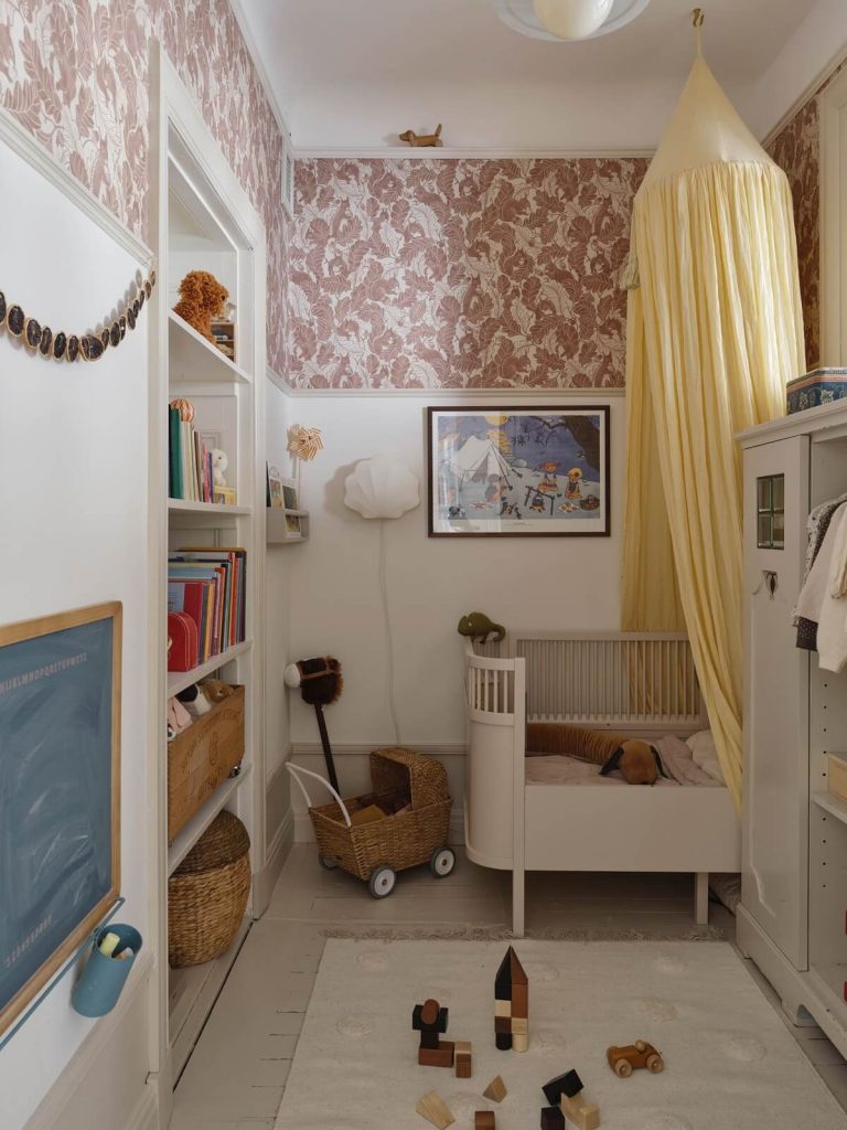 Wat een leuke kinderkamer, waar gekozen is voor een combinatie van een half geschilderde muur aan de onderzijde, gecombineerd met super leuk roze en wit behang voor de bovenzijde. Wat een leuke kinderkamer, waar gekozen is voor een combinatie van een half geschilderde muur aan de onderzijde, gecombineerd met super leuk roze en wit behang voor de bovenzijde.
