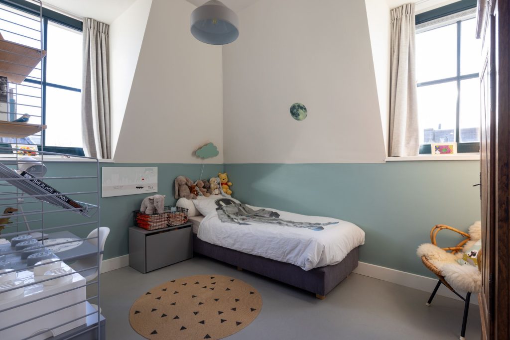 Blauw en groen zijn populaire kleuren voor kinderkamers, klassiek gecombineerd met wit. Blauw en groen zijn populaire kleuren voor kinderkamers, klassiek gecombineerd met wit.
