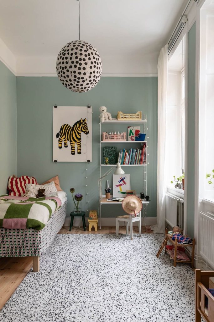 In deze leuke kinderkamer is er zelfs gekozen voor een hoogte van ongeveer 80%. In deze leuke kinderkamer is er zelfs gekozen voor een hoogte van ongeveer 80%.