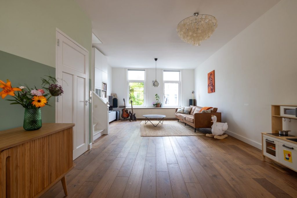 In deze woonkamer is er gekozen voor twee tinten groen. In deze woonkamer is er gekozen voor twee tinten groen.