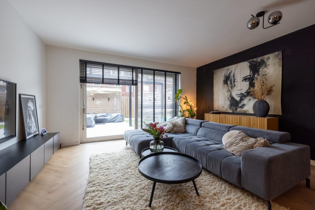 houten dressoir achter bank
