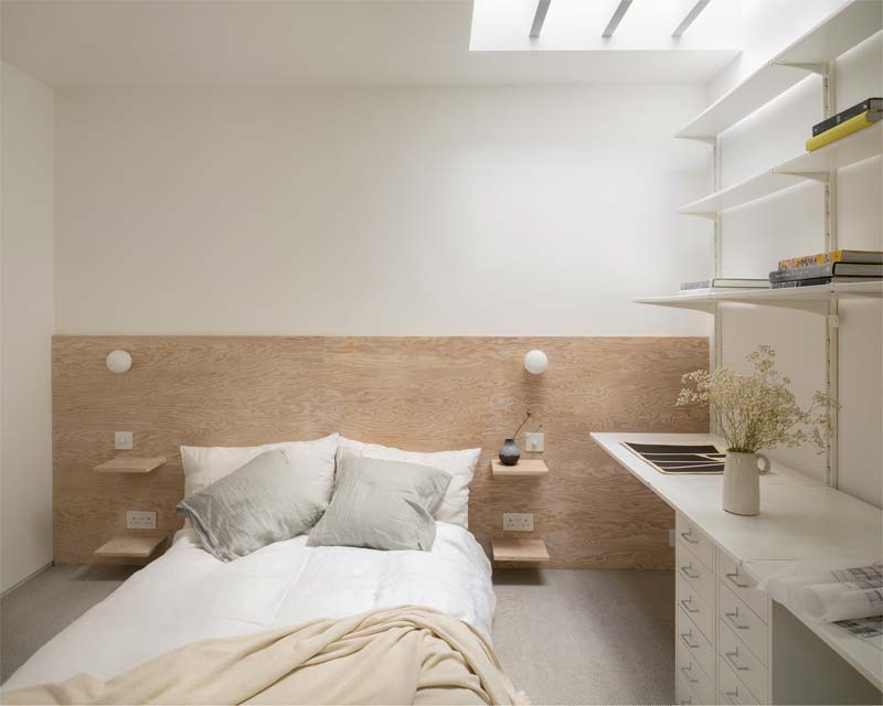 Extra lichtinval door middel van een dakraam is altijd een goed idee. Hier te zien in de mooie slaapkamer van het ER Residence project in London van Studio Hallett. Fotografie: Ståle Eriksen