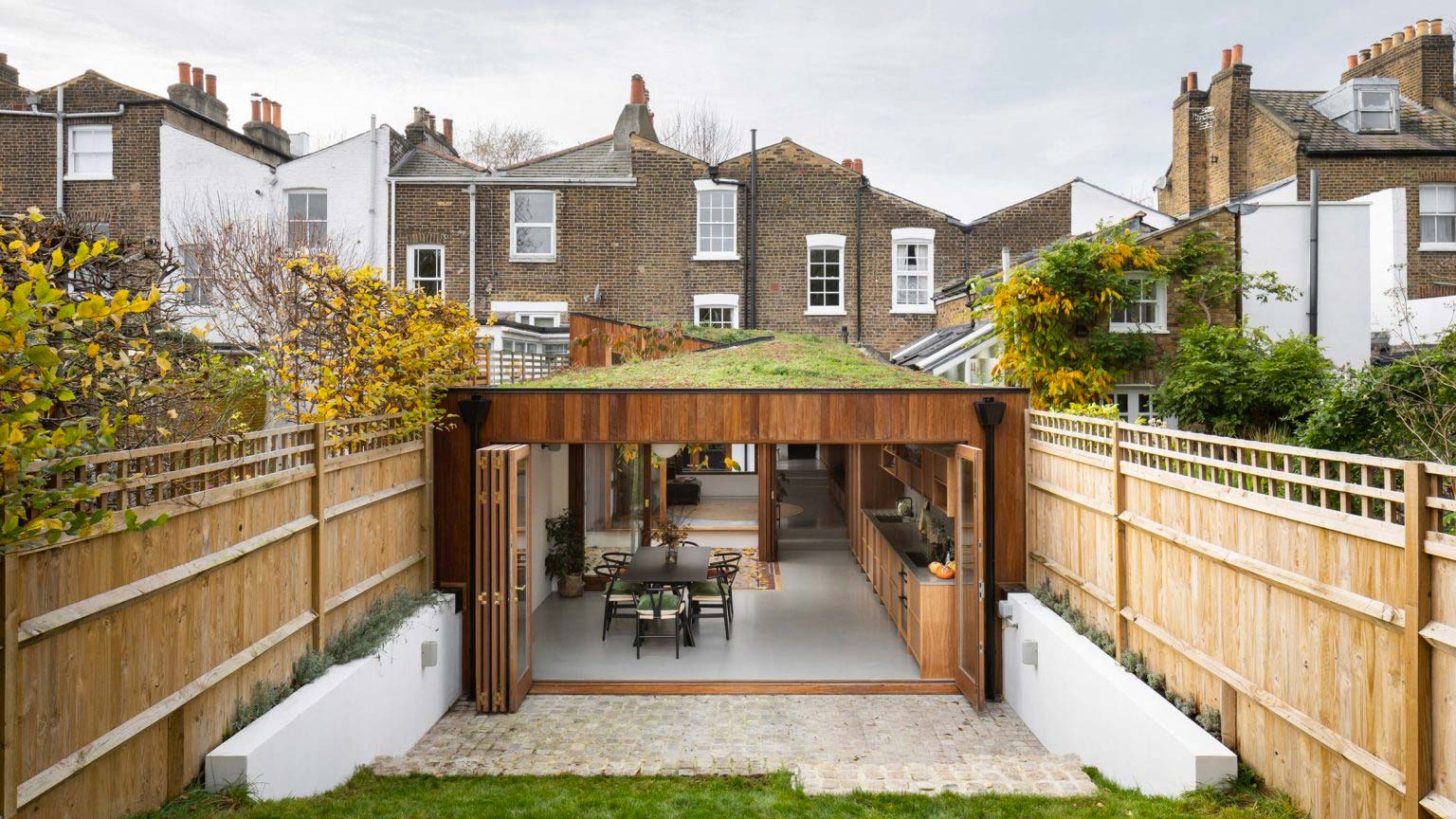 Turner Architects heeft een Georgiaans rijtjeshuis in Zuid-Londen gerenoveerd en uitgebreid, waardoor een opeenvolging van woonruimtes is ontstaan, afgewisseld met binnenplaatsen die de veranderende kleuren van de seizoenen naar binnen brengen. 
