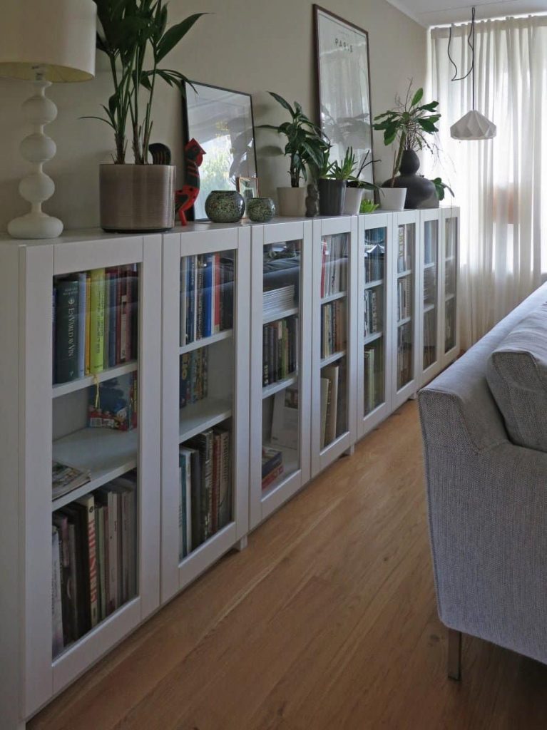ikea billy boekenkast glazen deuren woonkamer