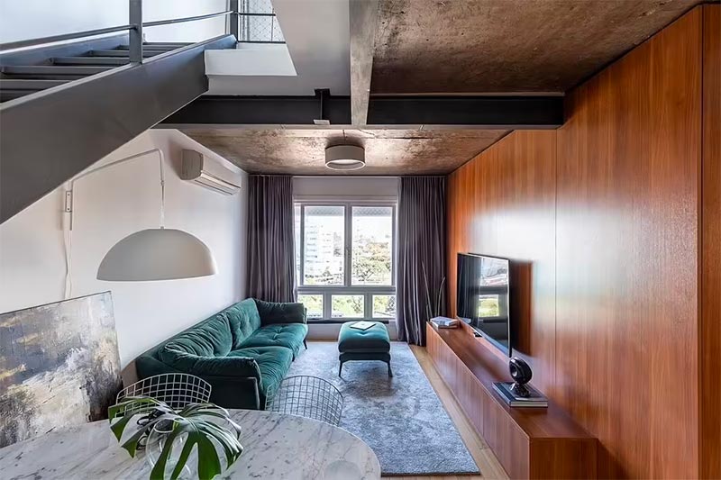De ontwerpers van Paralelo 30 combineerden het betonnen plafond met zowel een houten vloer als houten wandbekleding.