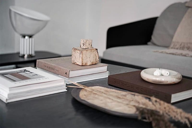 Super leuke salontafel decoratie met mooie boeken en keramiek. Super leuke salontafel decoratie met mooie boeken en keramiek.