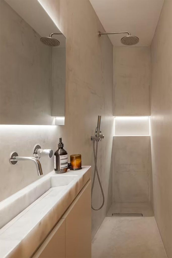 Paulo Martins Arq&Design laat met dit ontwerp zien dat een hele smalle kleine badkamer ook hotel chique kan zijn!