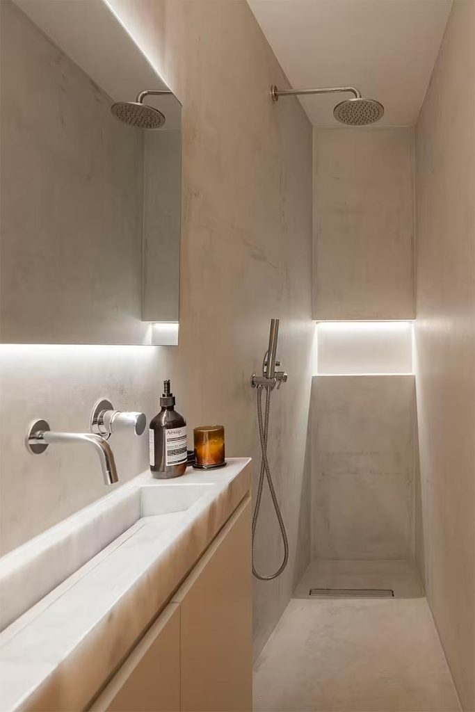 Paulo Martins Arq&Design laat met dit ontwerp zien dat een hele smalle kleine badkamer ook hotel chique kan zijn! Paulo Martins Arq&Design laat met dit ontwerp zien dat een hele smalle kleine badkamer ook hotel chique kan zijn!