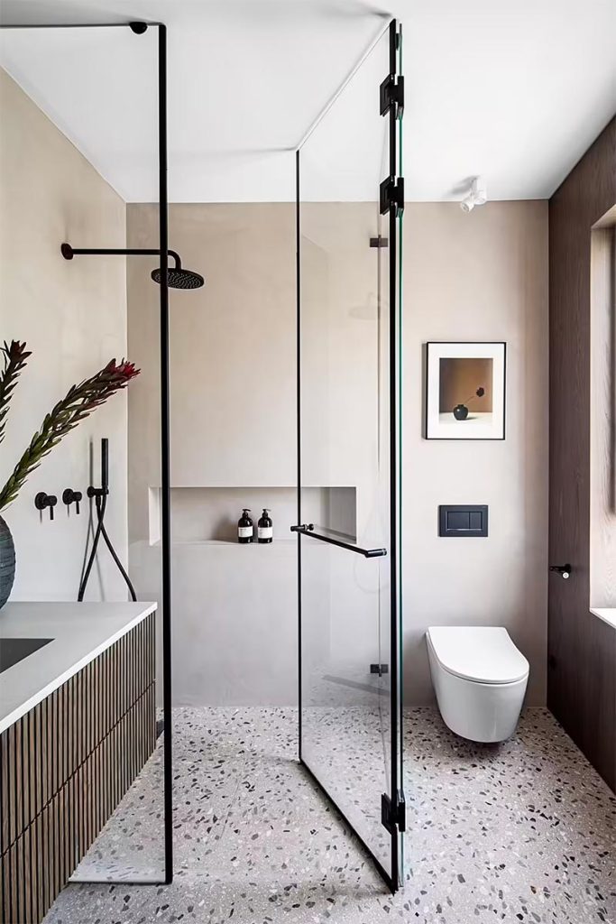 Deze hotel chique badkamer is ontworpen door Frenkel Nirit. De mooie flesjes in het nisje van de muur in de inloopdouche maakt de hotel chique ervaring compleet. Deze hotel chique badkamer is ontworpen door Frenkel Nirit. De mooie flesjes in het nisje van de muur in de inloopdouche maakt de hotel chique ervaring compleet.