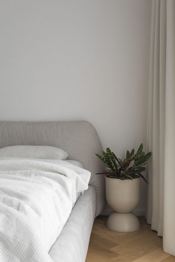 luxe gestoffeerd beige bed visgraat vloer luxe gestoffeerd beige bed visgraat vloer
