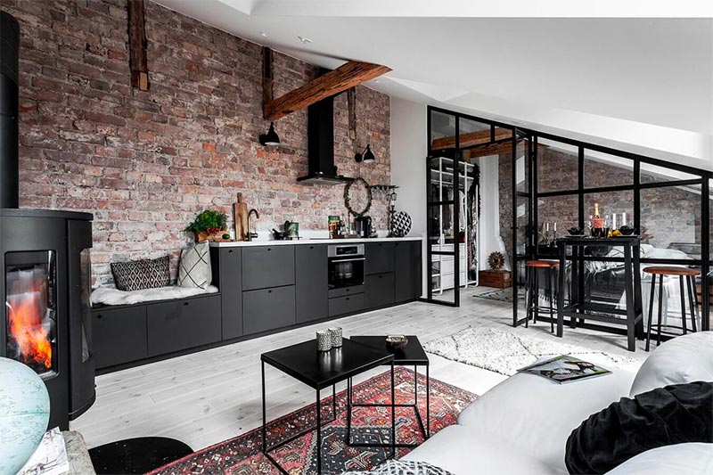In deze stoere industriële woonkamer is een hele knusse zithoek gecreëerd met een moderne houtkachel. In deze stoere industriële woonkamer is een hele knusse zithoek gecreëerd met een moderne houtkachel.
