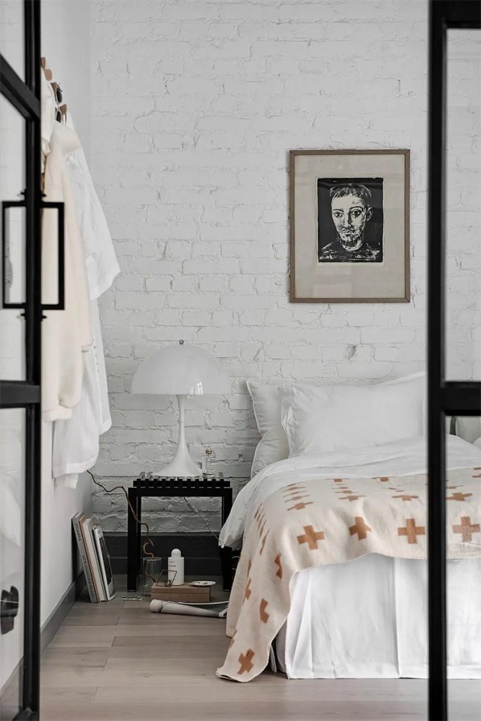 In deze stoere woonkamer hebben ze een witte bakstenen muur gecombineerd met een mooie houten vloer. In deze stoere woonkamer hebben ze een witte bakstenen muur gecombineerd met een mooie houten vloer.