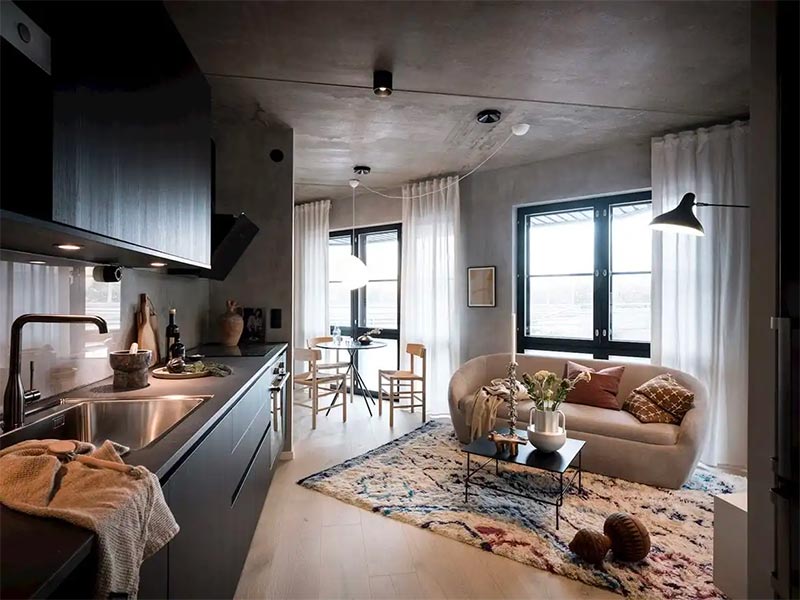 Een mooi en zacht vloerkleed brengt heel veel warmte en sfeer in een industriële woonkamer. Een mooi en zacht vloerkleed brengt heel veel warmte en sfeer in een industriële woonkamer.