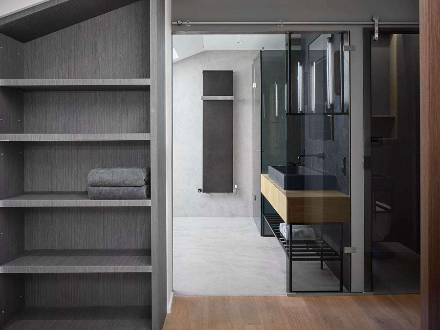 Middels een luxe glazen schuifdeur heb je toegang tot deze stoere badkamer! Middels een luxe glazen schuifdeur heb je toegang tot deze stoere badkamer!