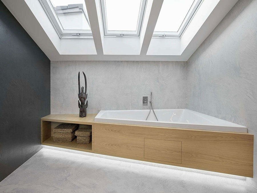 Middels een luxe glazen schuifdeur heb je toegang tot deze stoere badkamer!