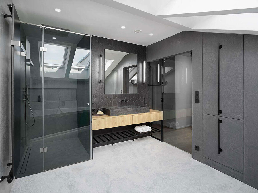 Middels een luxe glazen schuifdeur heb je toegang tot deze stoere badkamer!