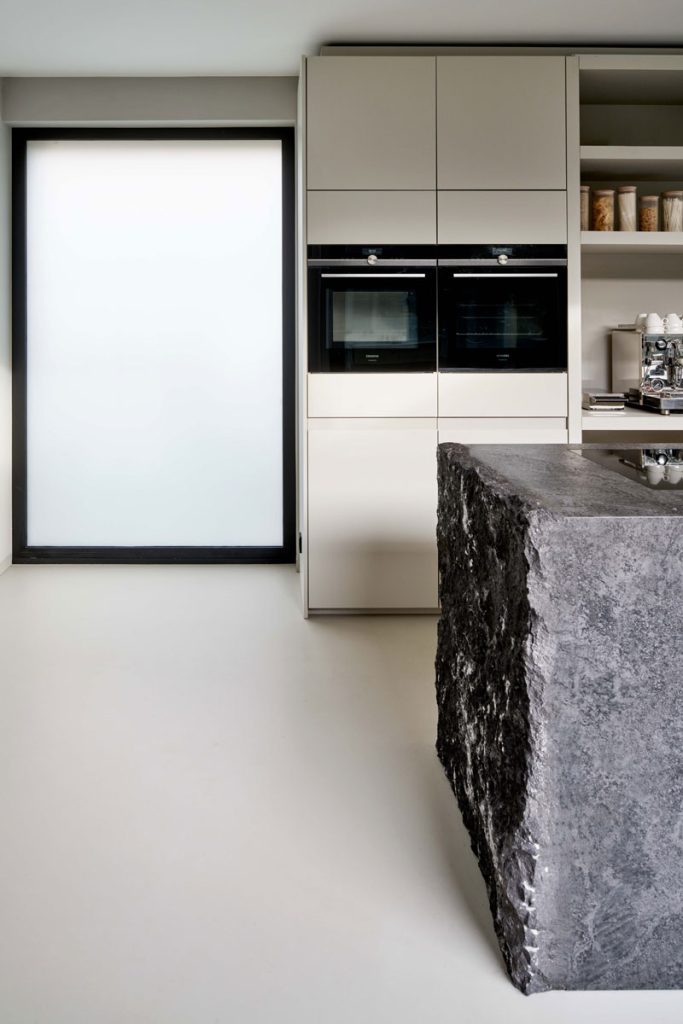 moderne keuken stenen kookeiland