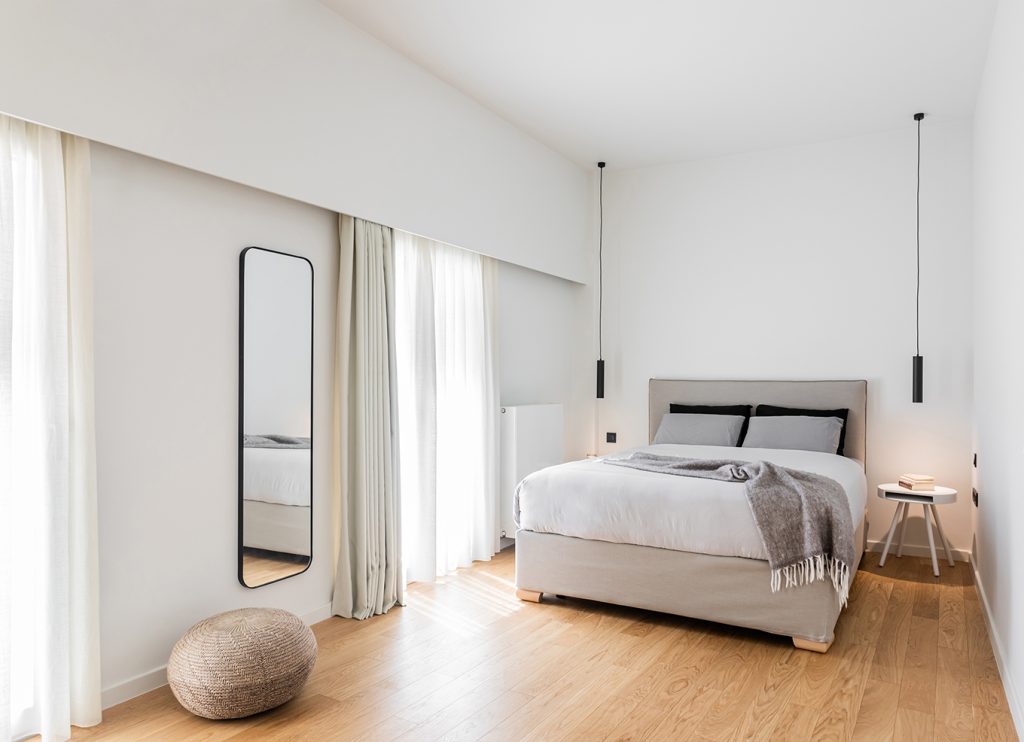 moderne slaapkamer witte muren houten vloer moderne slaapkamer witte muren houten vloer