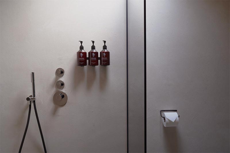 Er zijn ook handige bevestigingsbeugels verkrijgbaar, waarmee je de flesjes aan de muur kunt bevestigen.