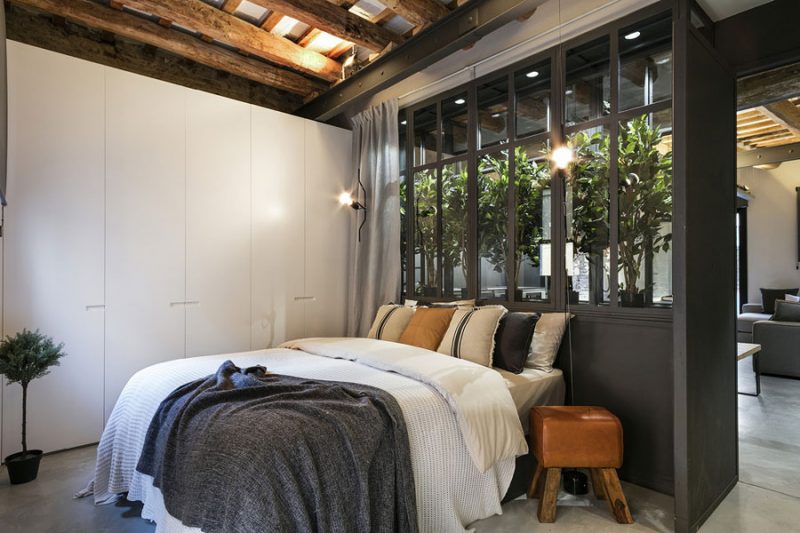 Mooie slaapkamer in de stijl van een New Yorks loft appartement