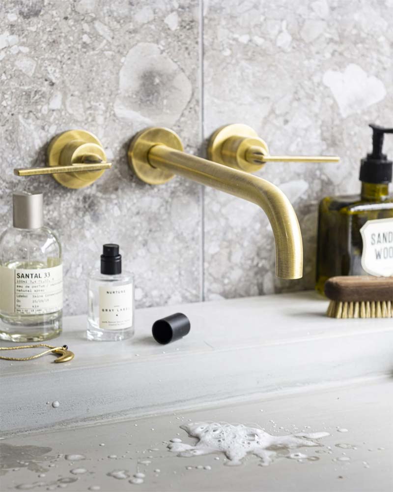 mooie vtwonen badkamer gouden kraan