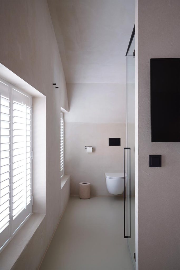 Een kleine ensuite badkamer kan best een open karakter krijgen, wat niet praktisch zou zijn voor een familiebadkamer. Een kleine ensuite badkamer kan best een open karakter krijgen, wat niet praktisch zou zijn voor een familiebadkamer.