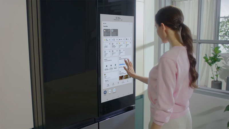 De nieuwe Bespoke 4-Door Flex™-koelkast met Family Hub™+ introduceert krachtige Family Hub™-functies in een 4-deurs Bespoke-ontwerp, waarbij een alles-in-één communicatie- en entertainmenthub wordt gecombineerd met een indrukwekkend groot scherm.