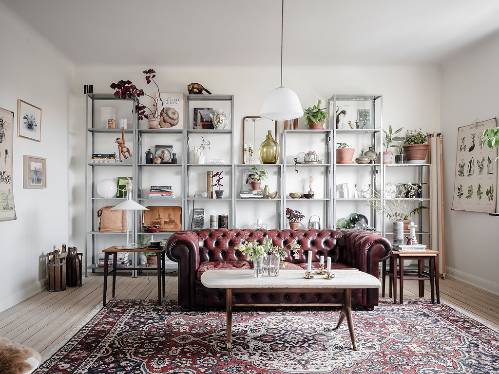 stellingkast achter bank