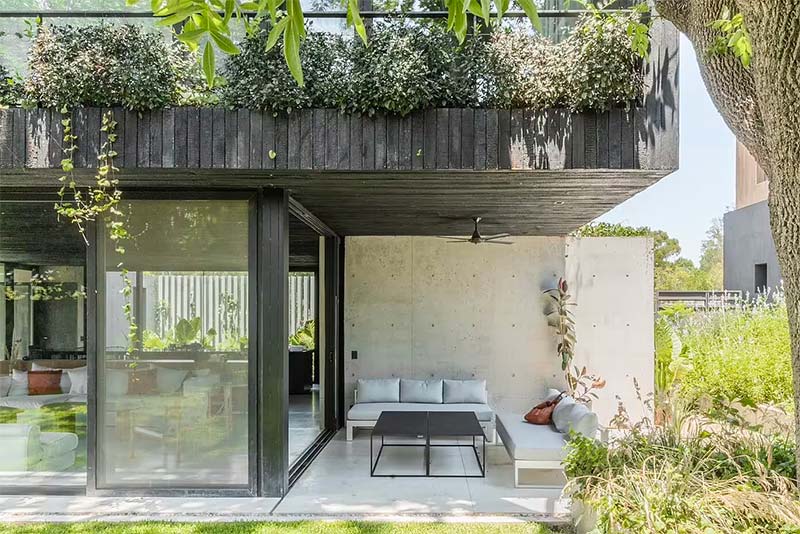 MeCa is een prachtig huis ontworpen door AtelierM, voorzien van een mooie vaste terrasoverkapping in de tuin.