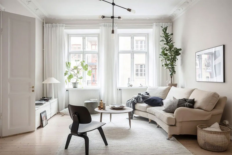 Comfortabele en gezellige woonkamer waar een mooie ronde bank gecombineerd is met stoelen.