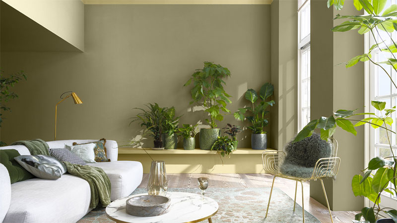 In deze mooie woonkamer is Flexa kleur van het jaar Wild Wonder toegepast in de lage meubel, tegen een groene Grungy Roots muur.